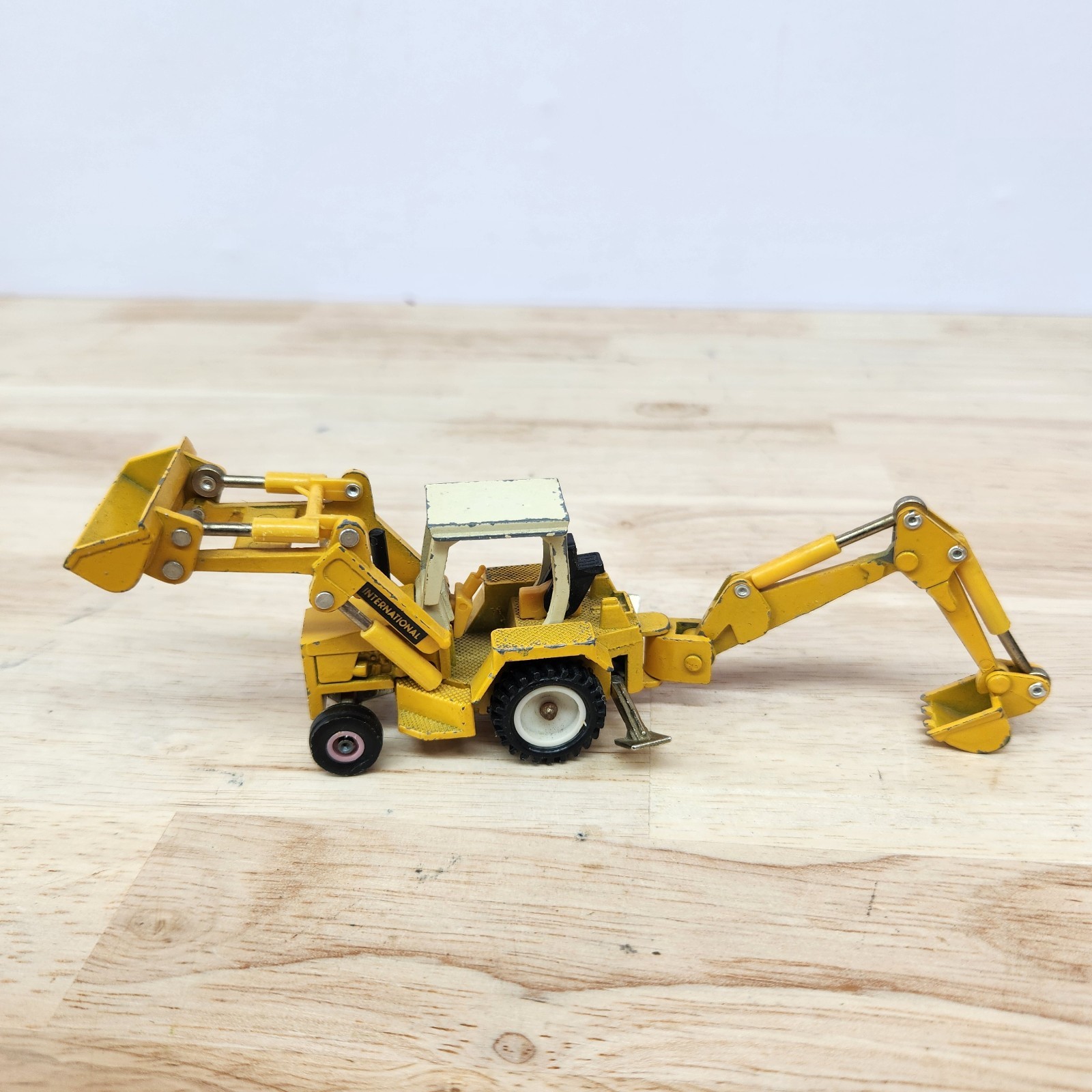 1:64 ERTL International Backhoe Loader Mighty Movers of the World