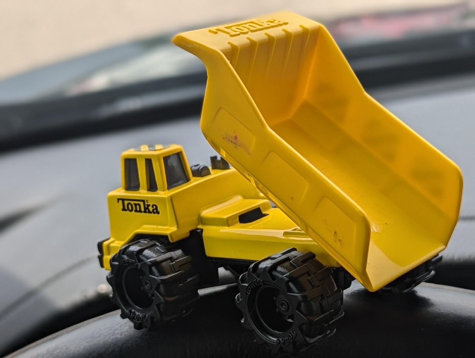 BOLD 2003 DIECAST LOADER TRUCK BY TONKA LOADER BED MOVES UP & DOWN DIECAST CAB