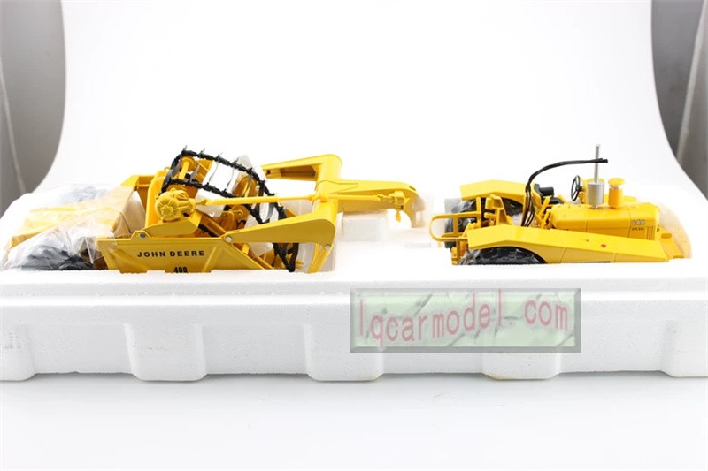 1:24 Scale John Deere 840 Diesel with 400 Scraper – Reuhl Model JD840/400 New