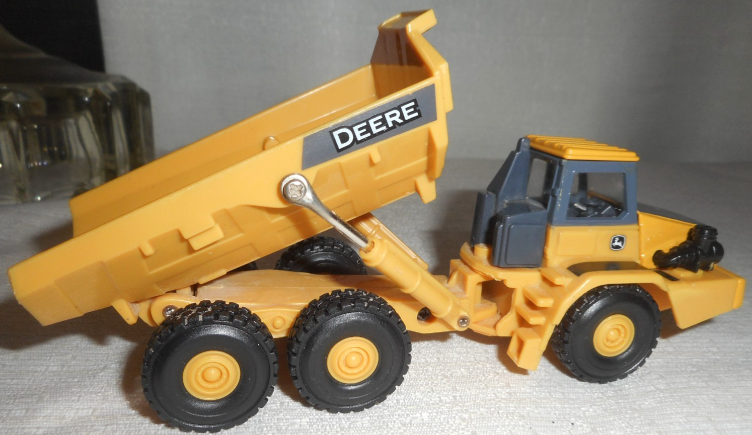 ERTL John Deere Articulated Dump Truck 5.5″ Long 1/64 Scale Diecast Plastic READ