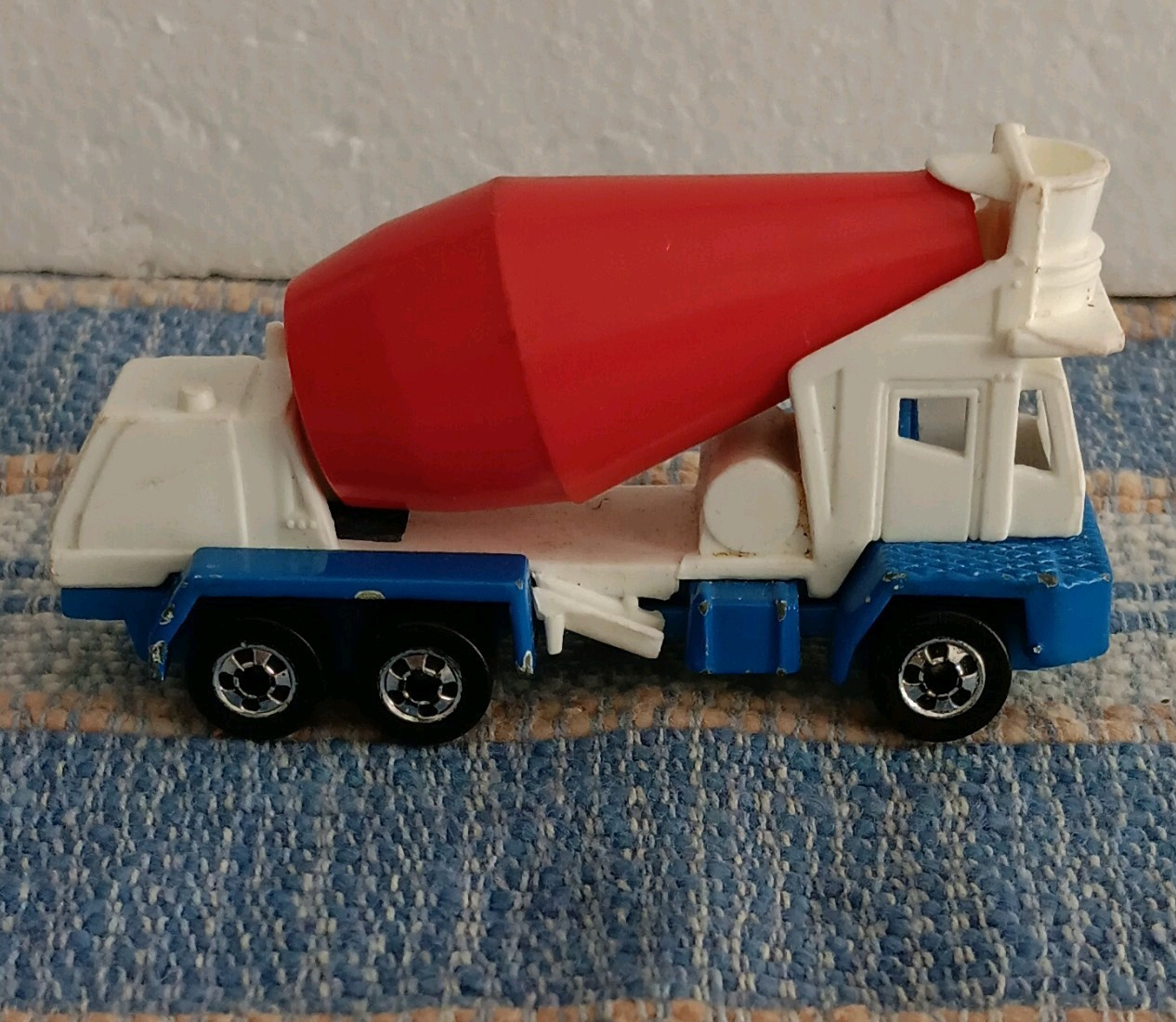 Hot Wheels Diecast Cement Mixer Truck 1:64 1991 Blue White Red Vintage