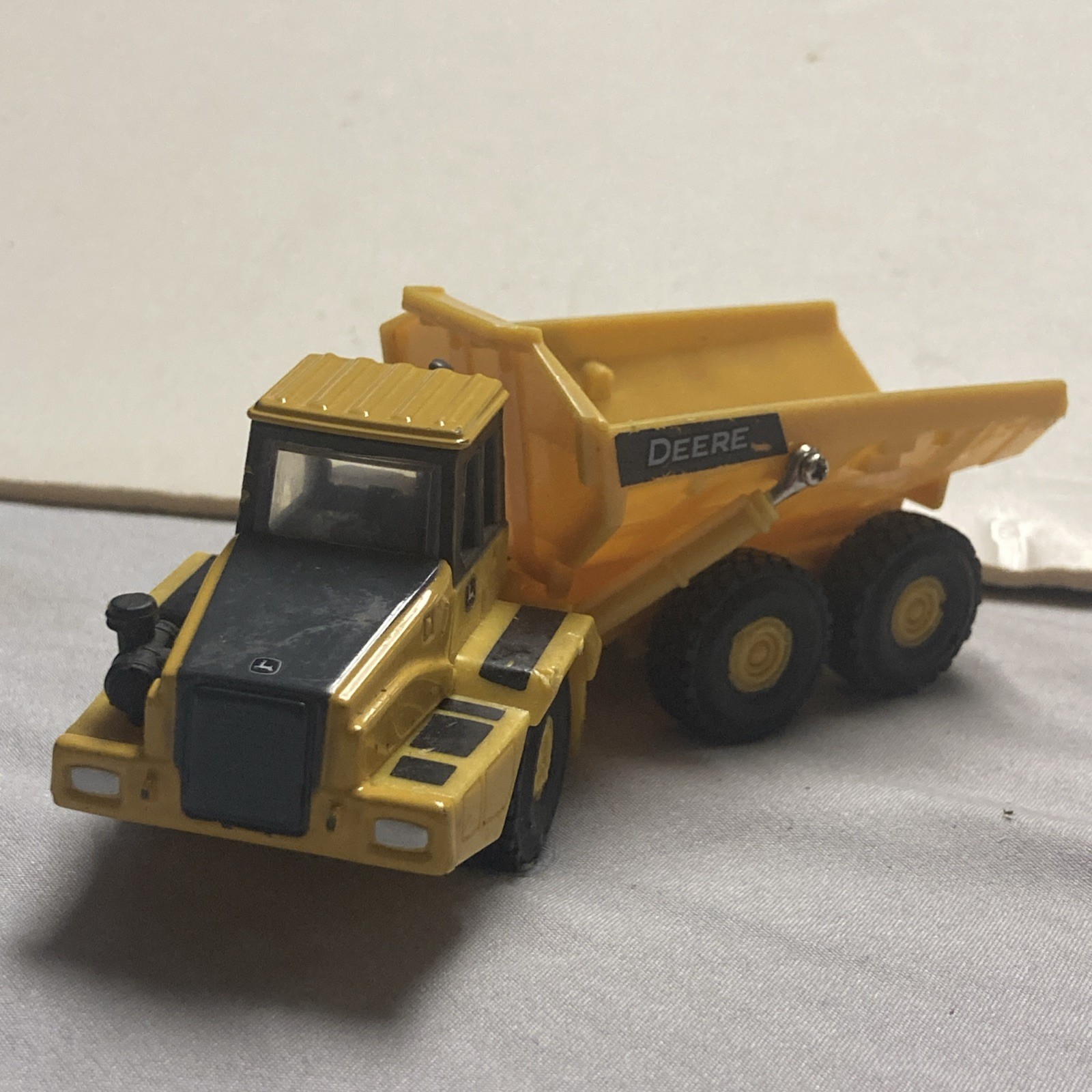 Ertl John Deere articulated dump truck 5.5 in long Plastic Die Cast