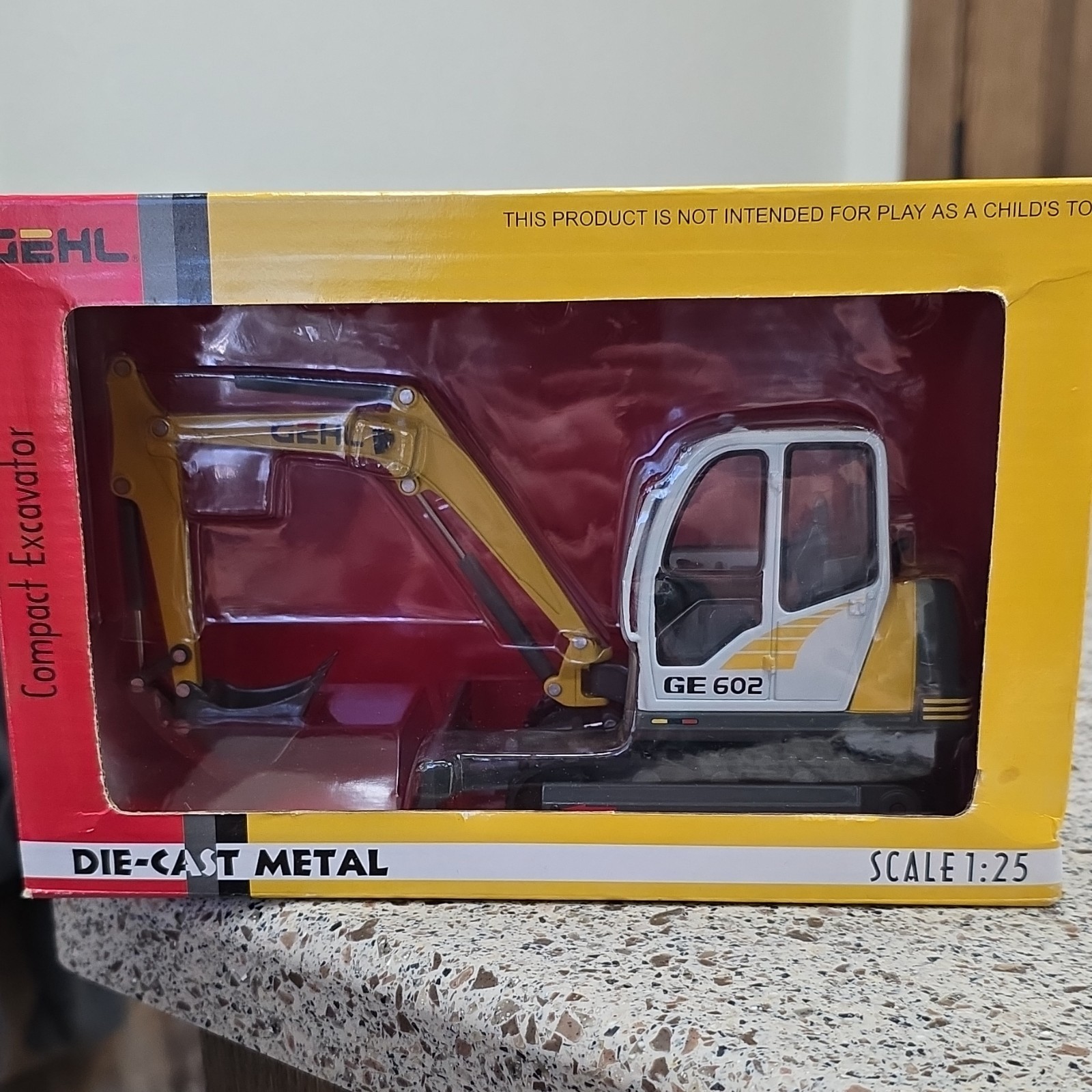 Die-Cast Promotions Gehl GE 602 Compact Excavator 1:25 Diecast Metal 908618
