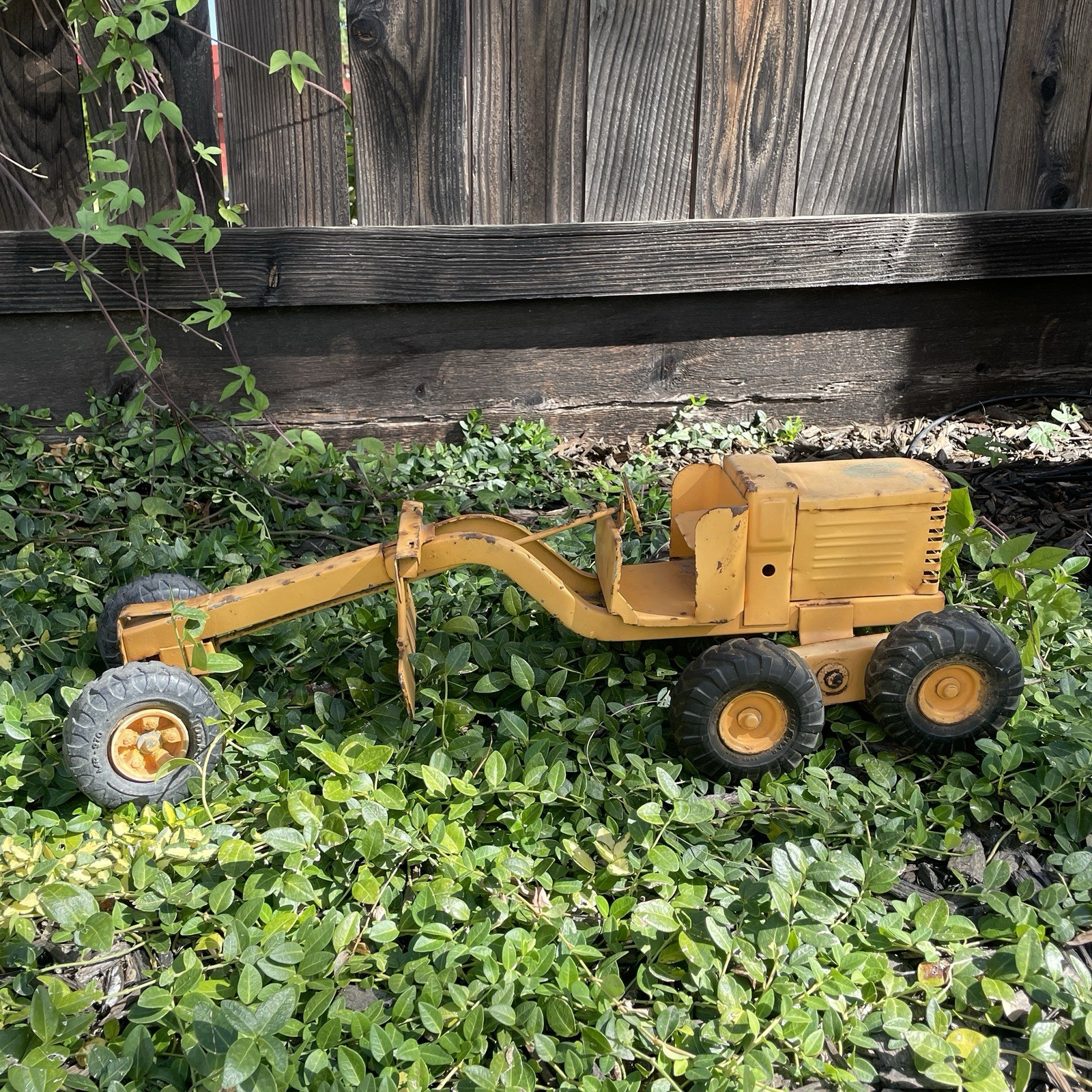 Vintage Tonka Truck Road Grader Toy MR-970 Heavy Equipment Goodyear Tires