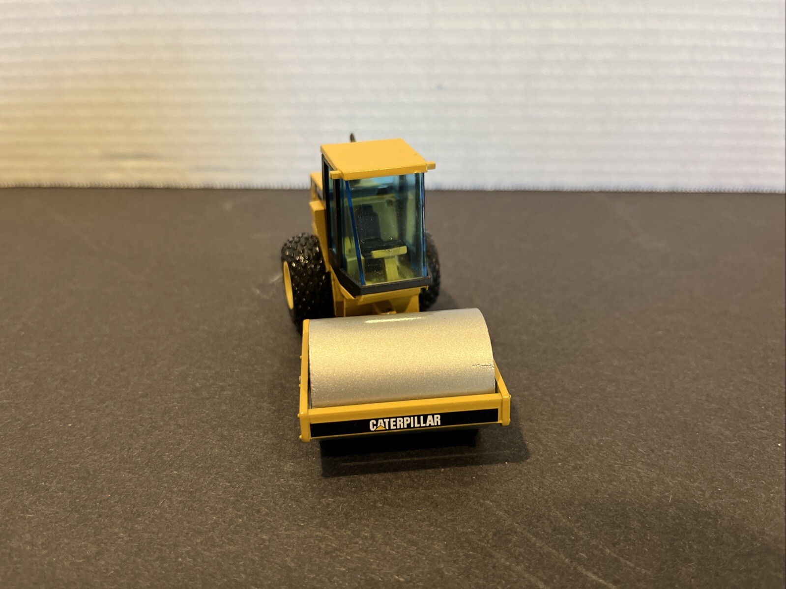 1:50 NZG CAT CS-563C Vibratory Soil Compactor D0880 LZ – OFFICIAL LAUNCH EDITION