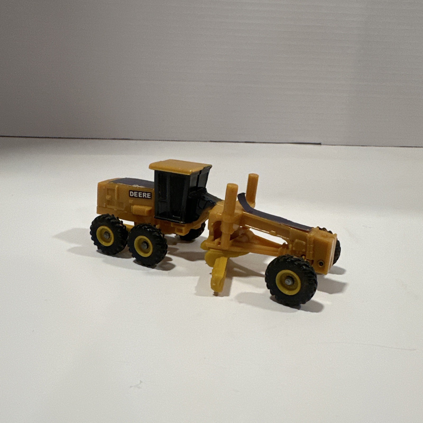 Ertl 35257 1:64 Scale Yellow John Deere Tractor Road Grader Earth Mover Diecast