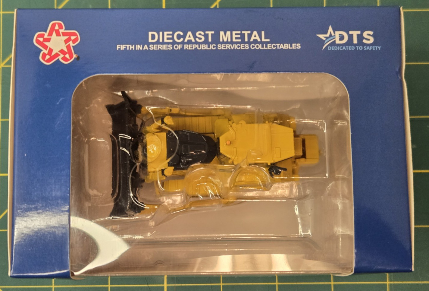 First Gear Republic Services Diecast 1/87 Scale Komatsu Dozer Waste Handler NIB