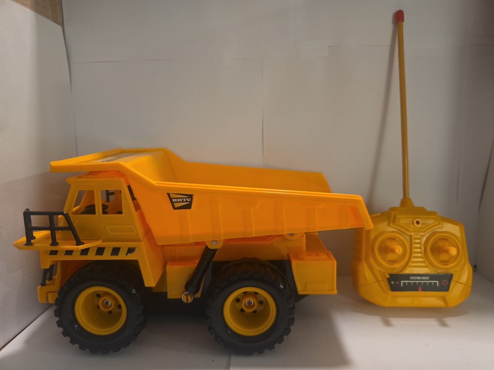 BHTC Vintage Construction Toy – Fleet 10″ Dump Truck w Remote (read descript)