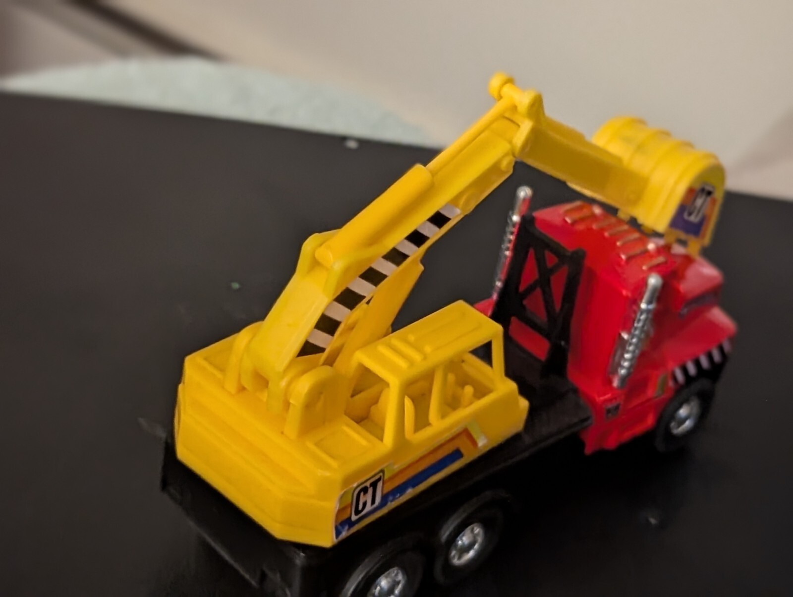 POWERFUL CRANE W EXCAVATOR SCOOP, SHING FAT CO. MODEL NO 1910