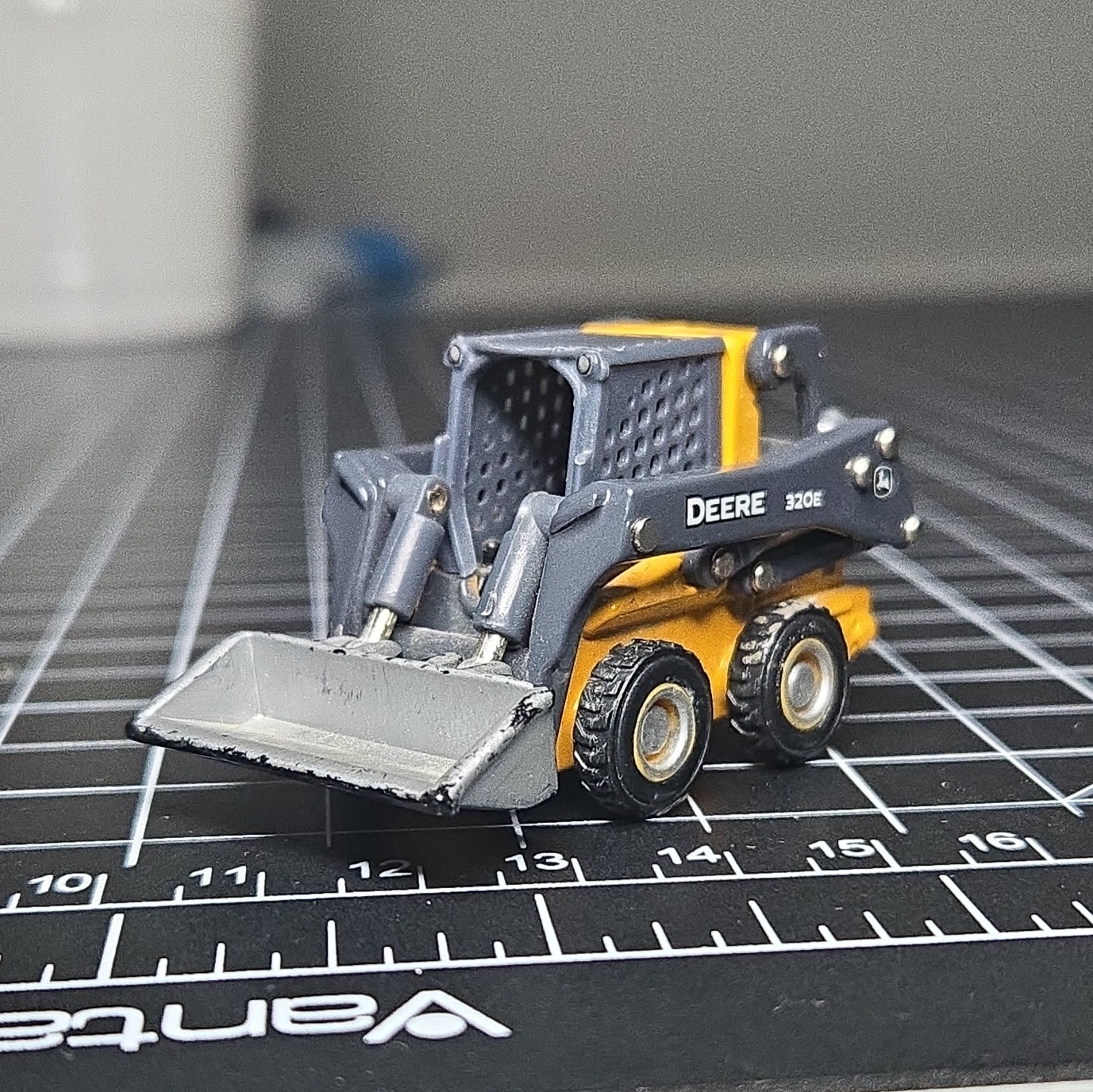 ERTL John Deere 320E Skid Steer Loader 1:64 Diecast Metal Construction