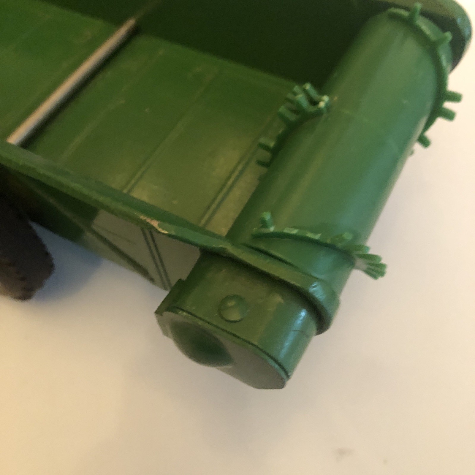 Vintage 1974 Ertl 1:16 Scale John Deere Manure Spreader, 14″ Long, Used