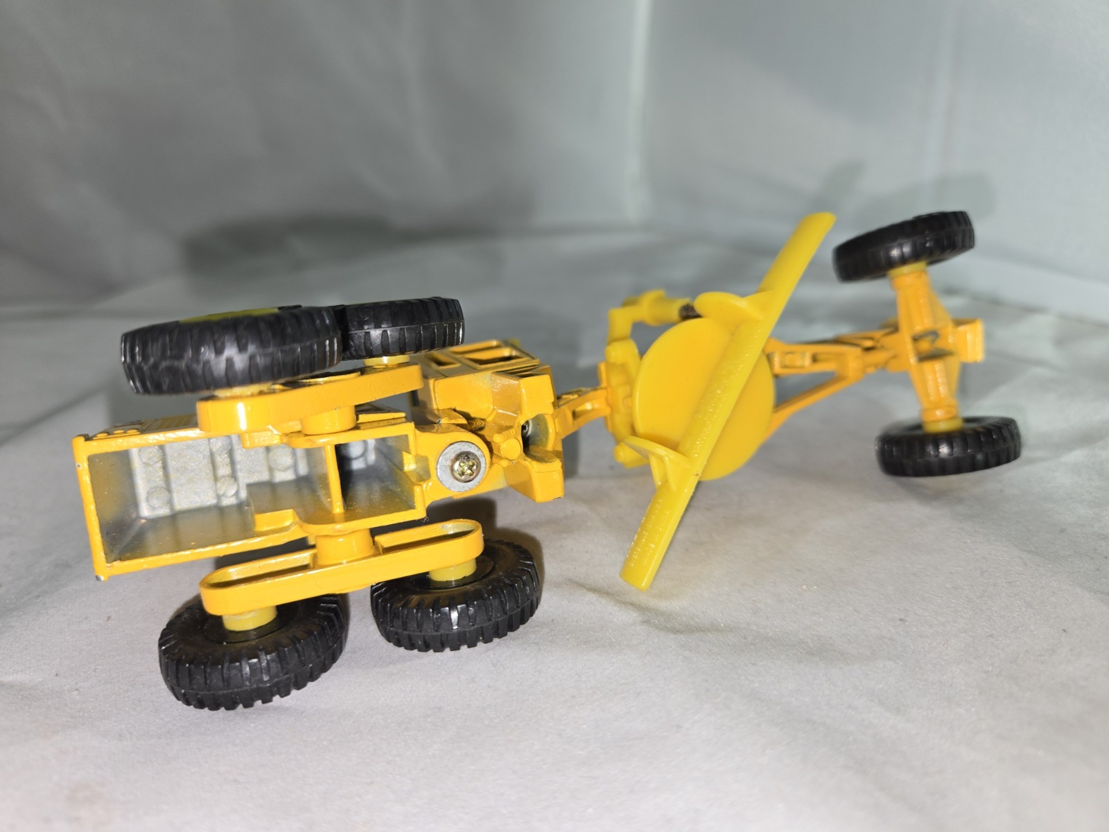 Vintage Ertl Mighty Movers Caterpillar Road Grader 6″ Die-Cast Pre-owned