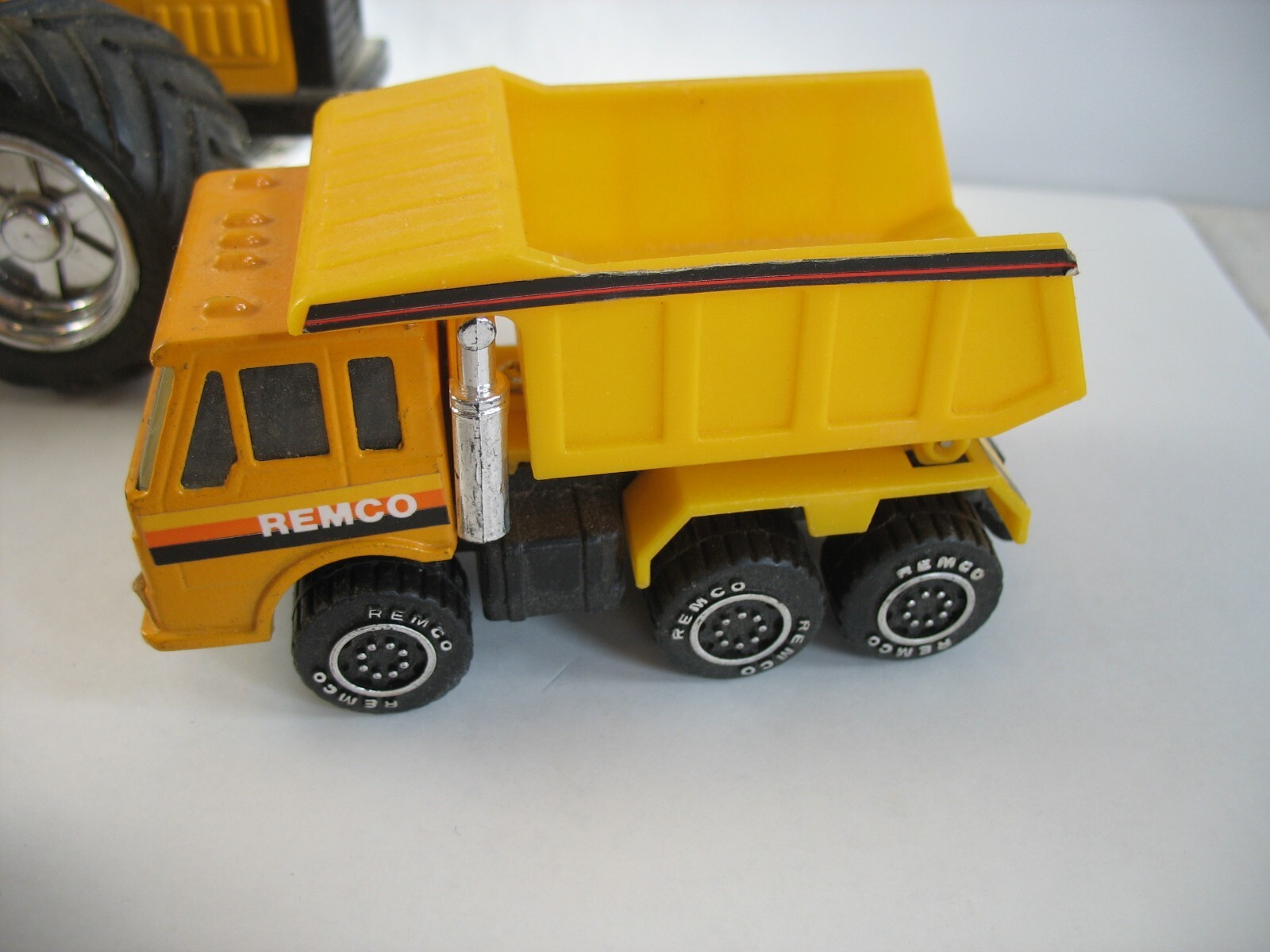 Lot 6 Vintage Remco Tootsie toy & others Construction vehicles toys