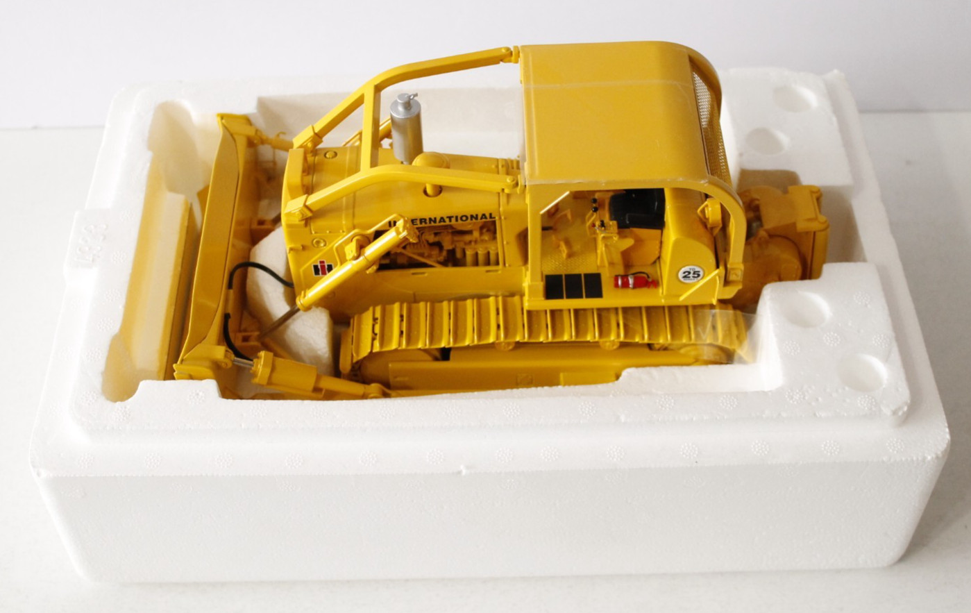 FIRST GEAR INTERNATIONAL HARVESTER TD-25 CRAWLER W/SWEEP ROPS/WINCH 1/25 MIB