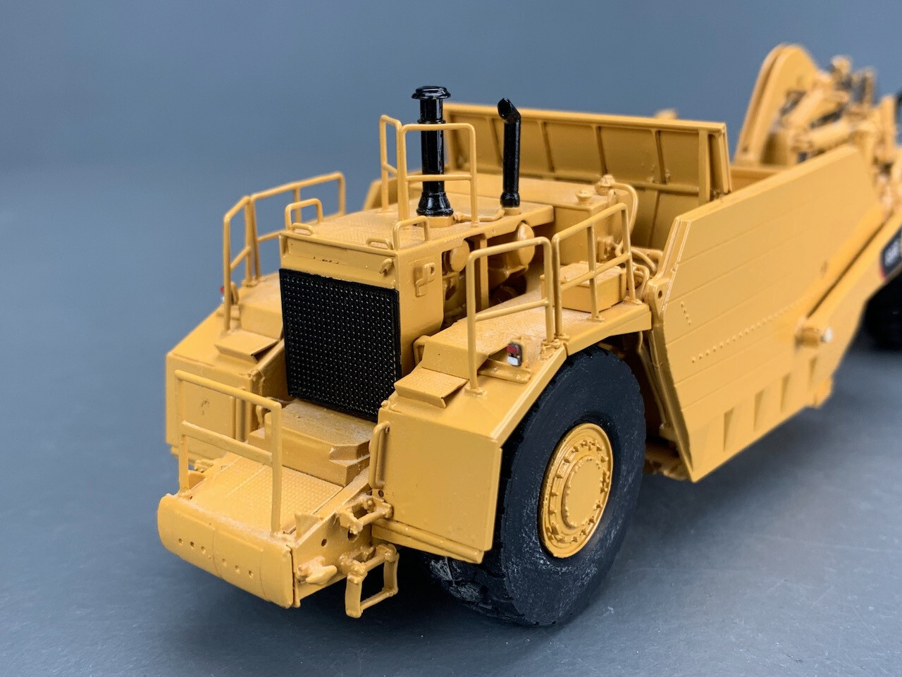 1:87 Classic Construction Models Brass Cat 657G Scraper Yellow HO2664 LZ