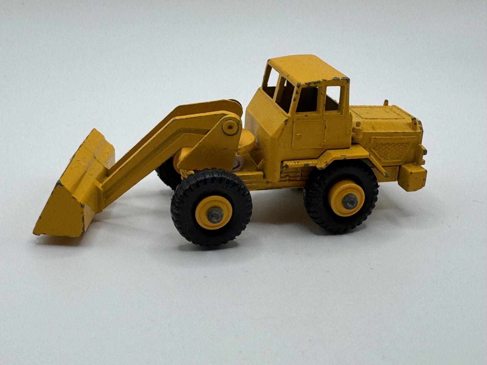 VINTAGE MATCHBOX LESNEY NO 69 TRACTOR SHOVEL DIE-CAST LOADER MADE IN ENGLAND