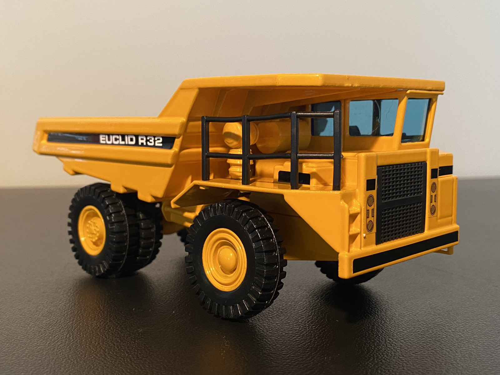 JOAL 1:50 die-cast #228 Euclid R32 Rigid Mine Dump Truck NEW condition!
