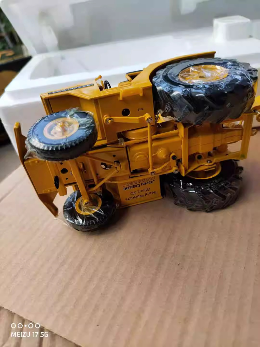 1:24 Scale John Deere 840 Diesel with 400 Scraper – Reuhl Model JD840/400 New