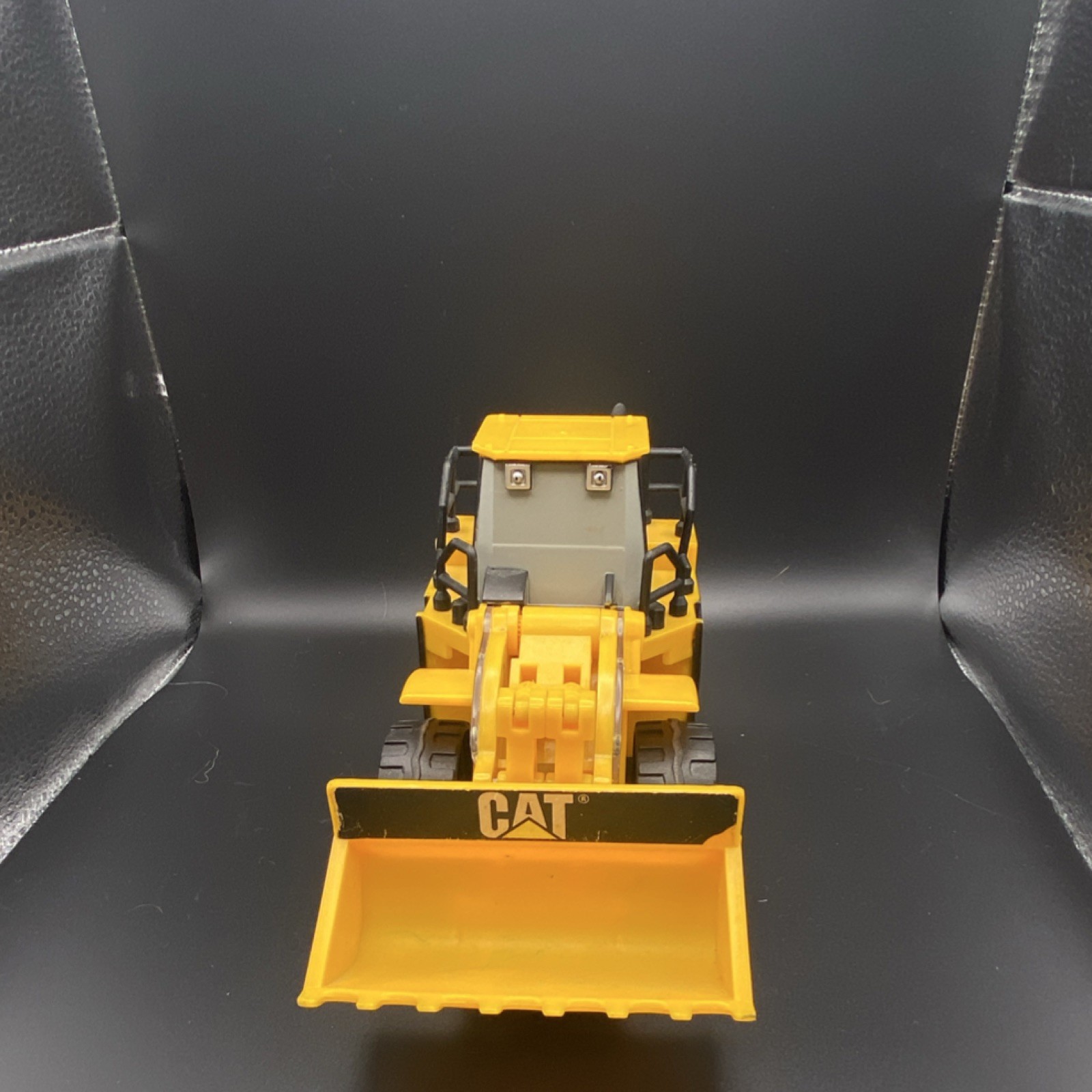 CAT Caterpillar Wheel Loader Construction Truck Toy Yellow Front End Loader