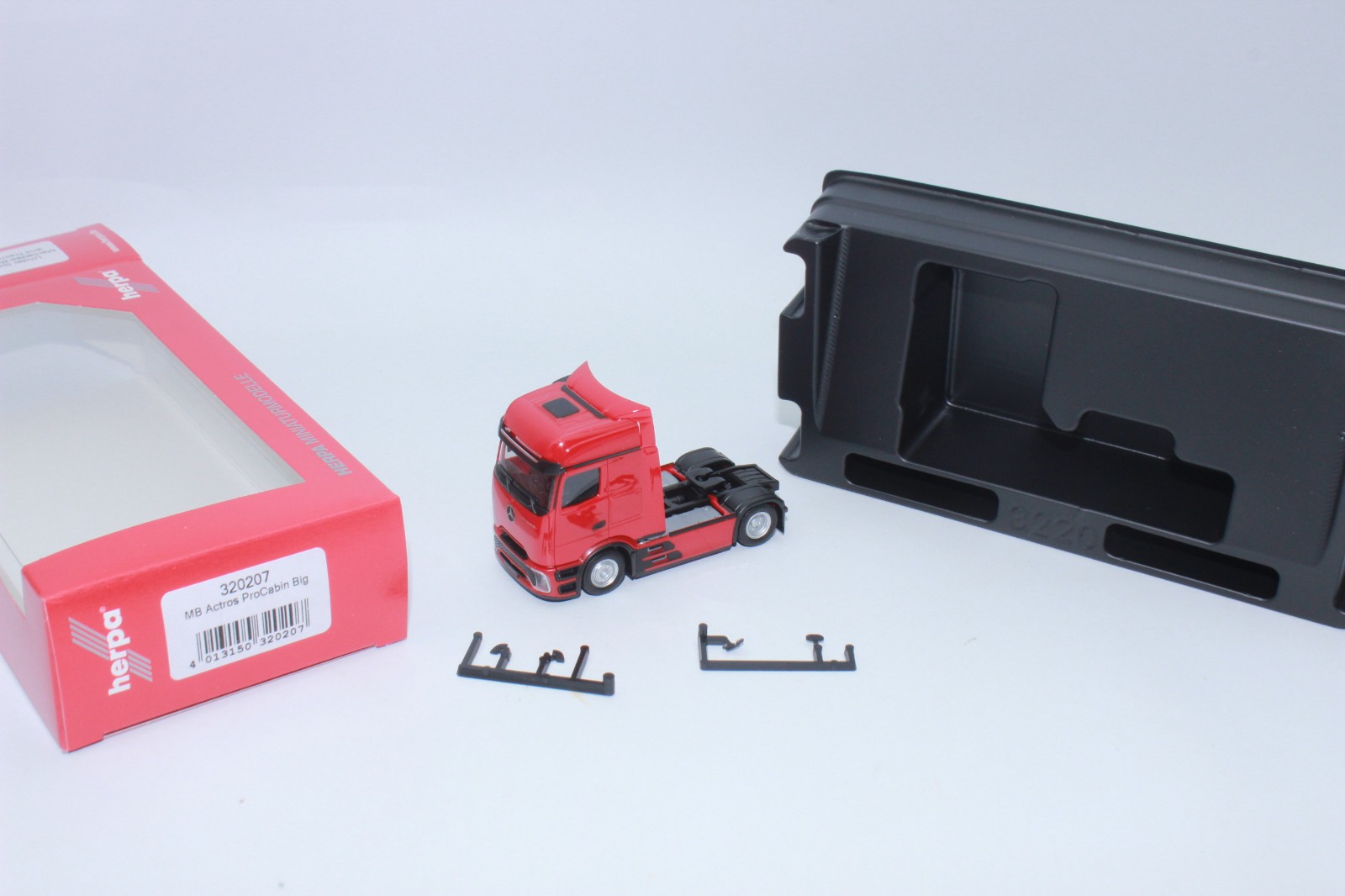 Herpa 320207 Mercedes-Benz Actros L ProCabin Bigspace 2-Axle Red 1:87