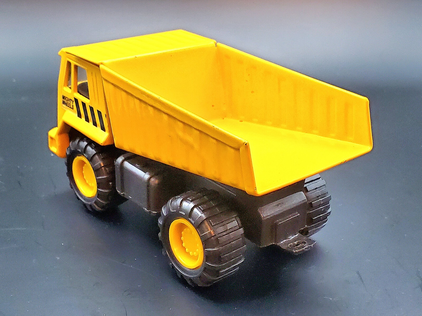 1998 Vintage Soma Mighty Wheels Construction Monster Dump Truck 5″ x 2-1/8″