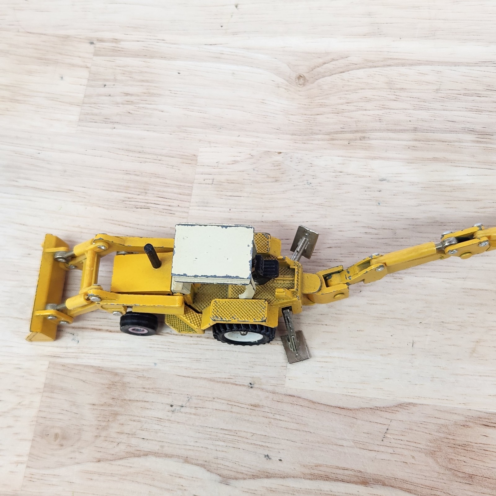 1:64 ERTL International Backhoe Loader Mighty Movers of the World