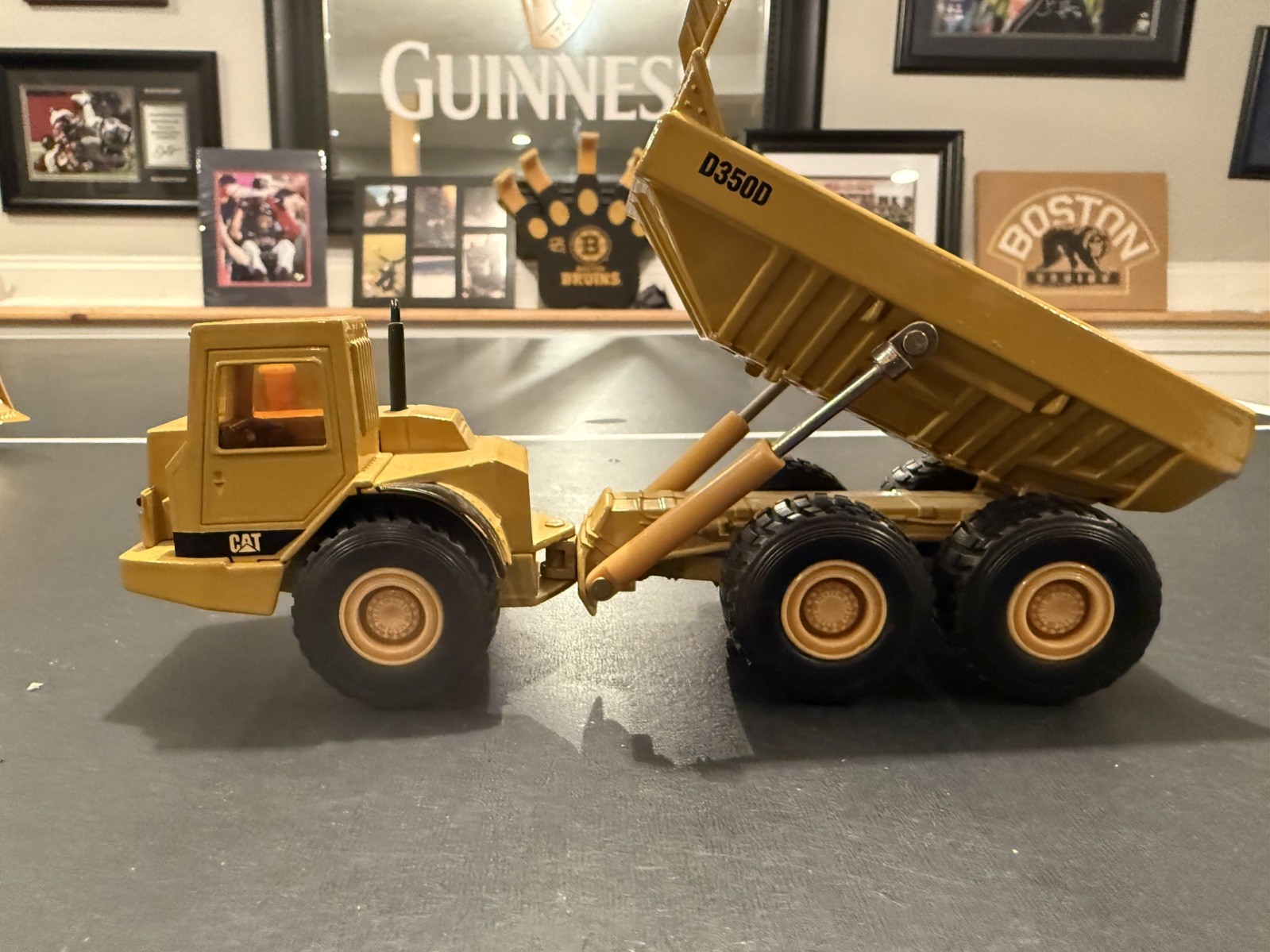 ertl 1/50 Caterpillar D350d Articulated Dump Truck
