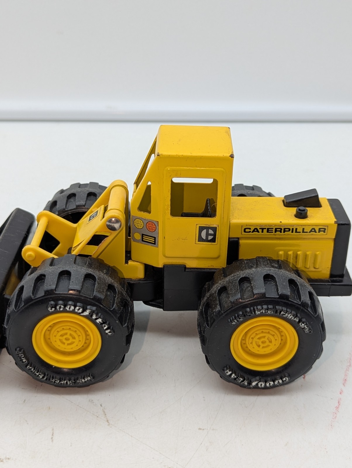 VTG 1986 Remco Caterpillar Front Loader Bucket Yellow and Black Tractor Truck