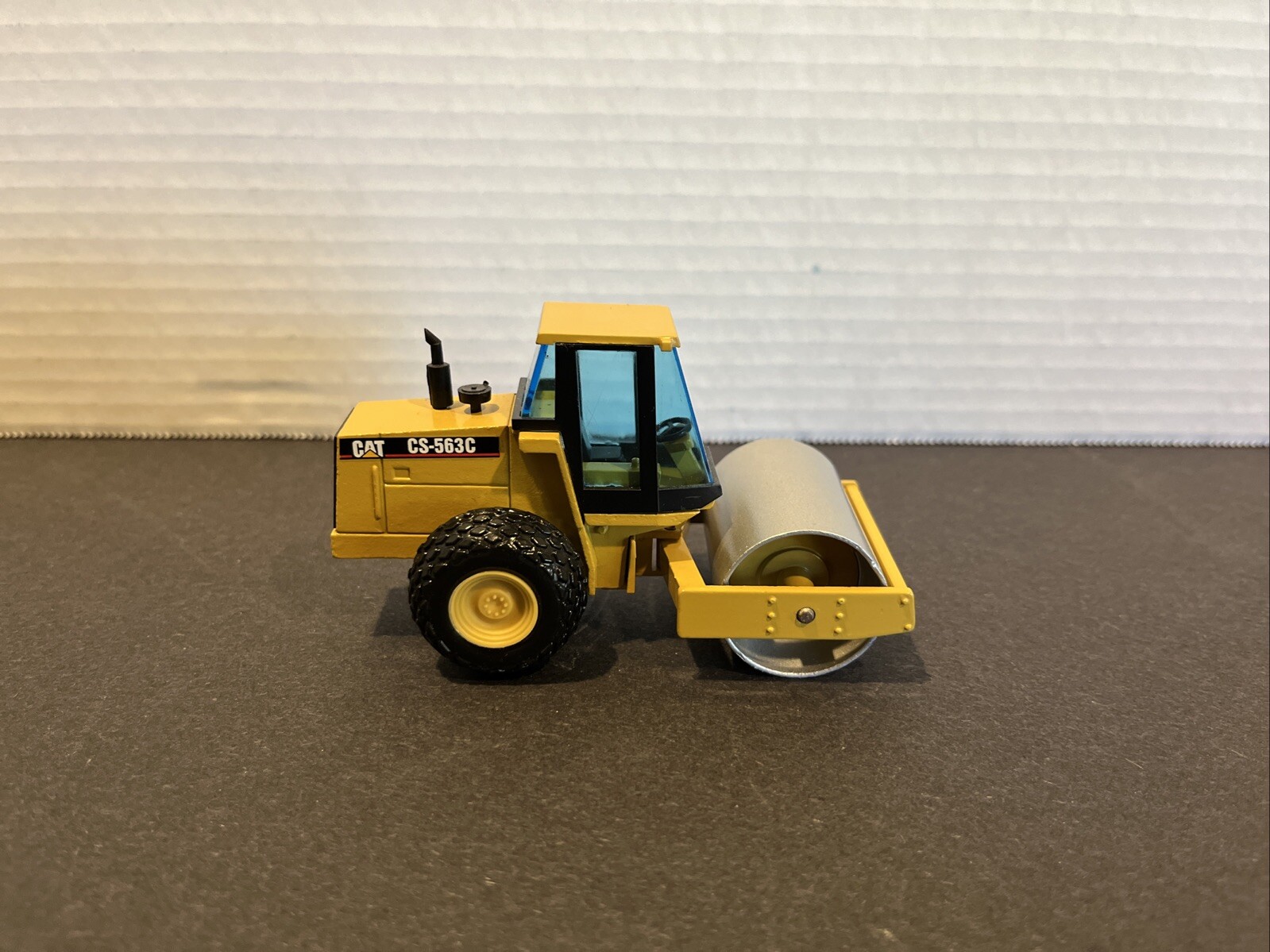1:50 NZG CAT CS-563C Vibratory Soil Compactor D0880 LZ – OFFICIAL LAUNCH EDITION