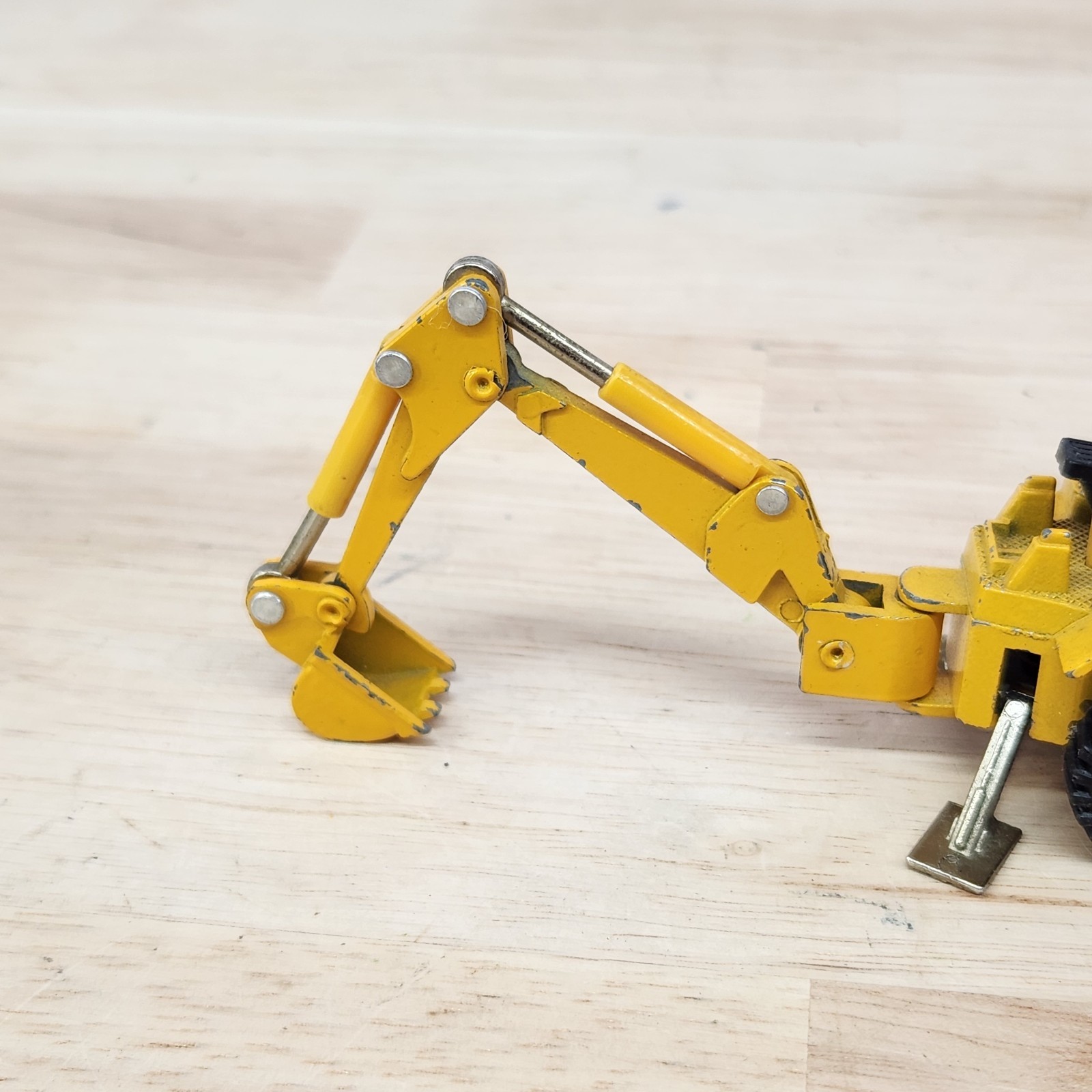 1:64 ERTL International Backhoe Loader Mighty Movers of the World