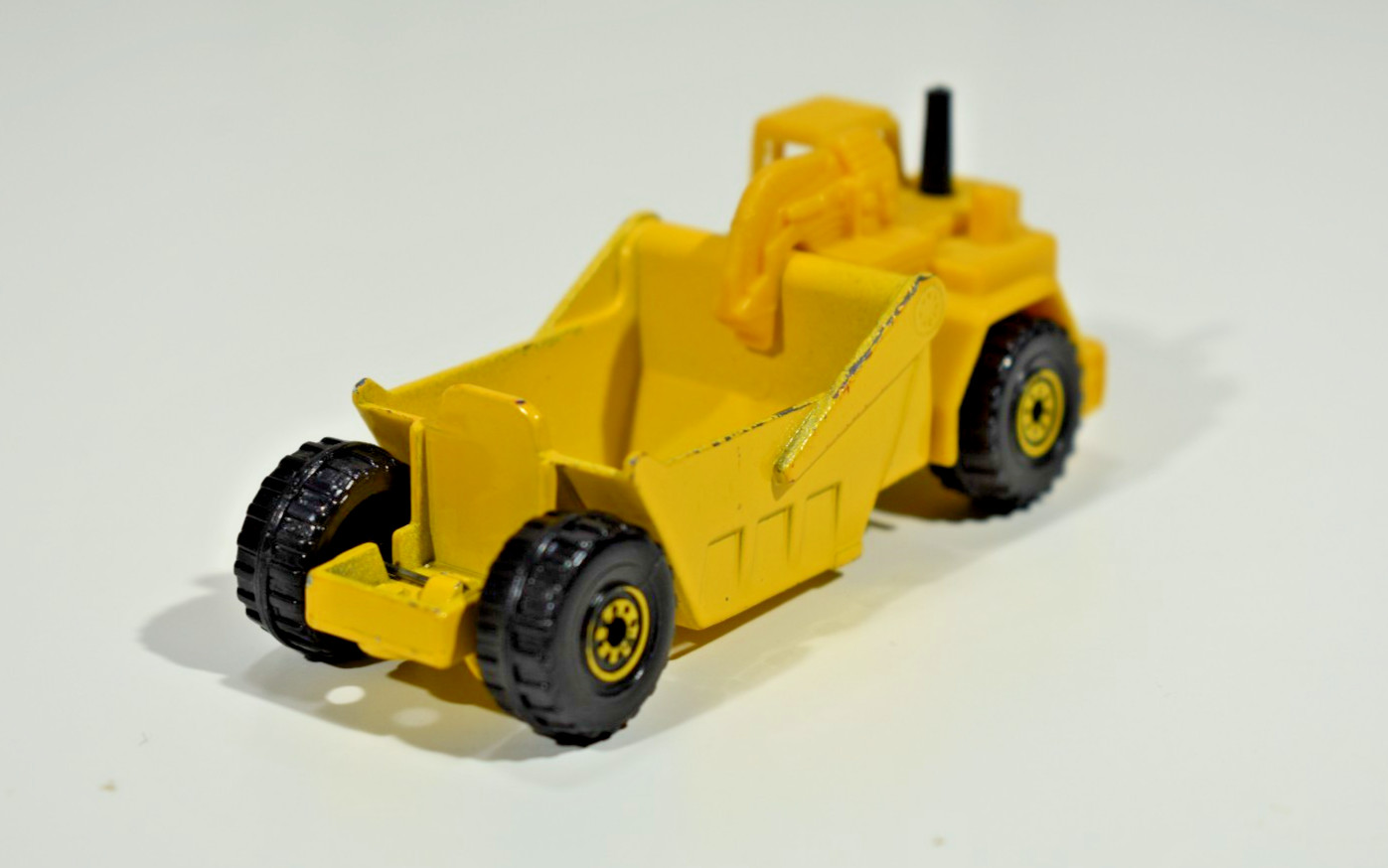 Hot Wheels Workhorses CAT Earth Mover Tractor – Incomplete – Missing Rear Cover