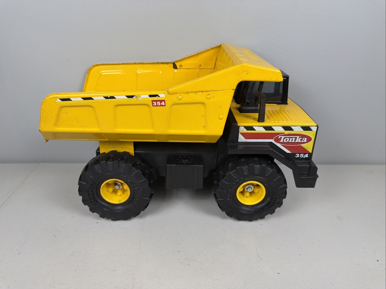 Tonka 354 Yellow Black Dump Truck metal Contemporary Construction Toy Vehicle