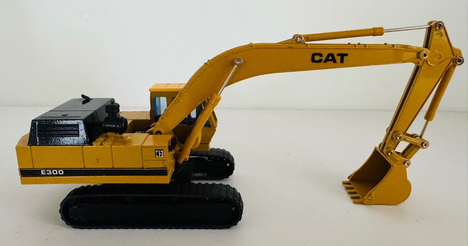 1:48 Caterpillar E300 Excavator Diecast Model By Shinsei