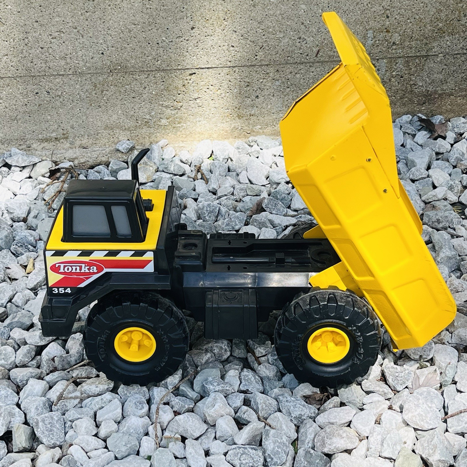 Classic Tonka 2012 Mighty Dump Truck 354 XMB 975 Tires Pressed Steel FAST SHIP