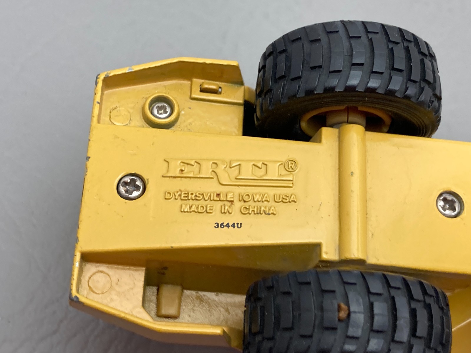 ERTL Caterpillar D350D Articulated Dump Truck Model 2431 1:50 Scale Collectible