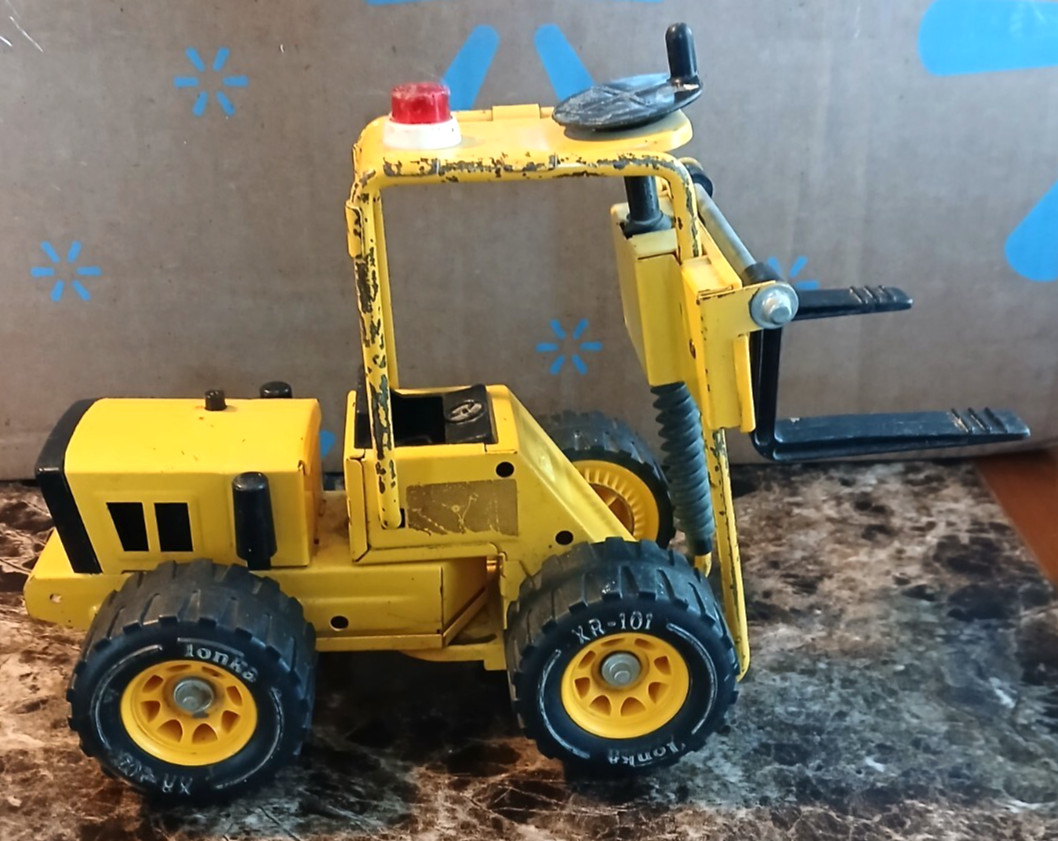Tonka Forklift 52900 • XR-101 • Pressed Steel Metal Toy • 1970s. No Tags. 11.5″