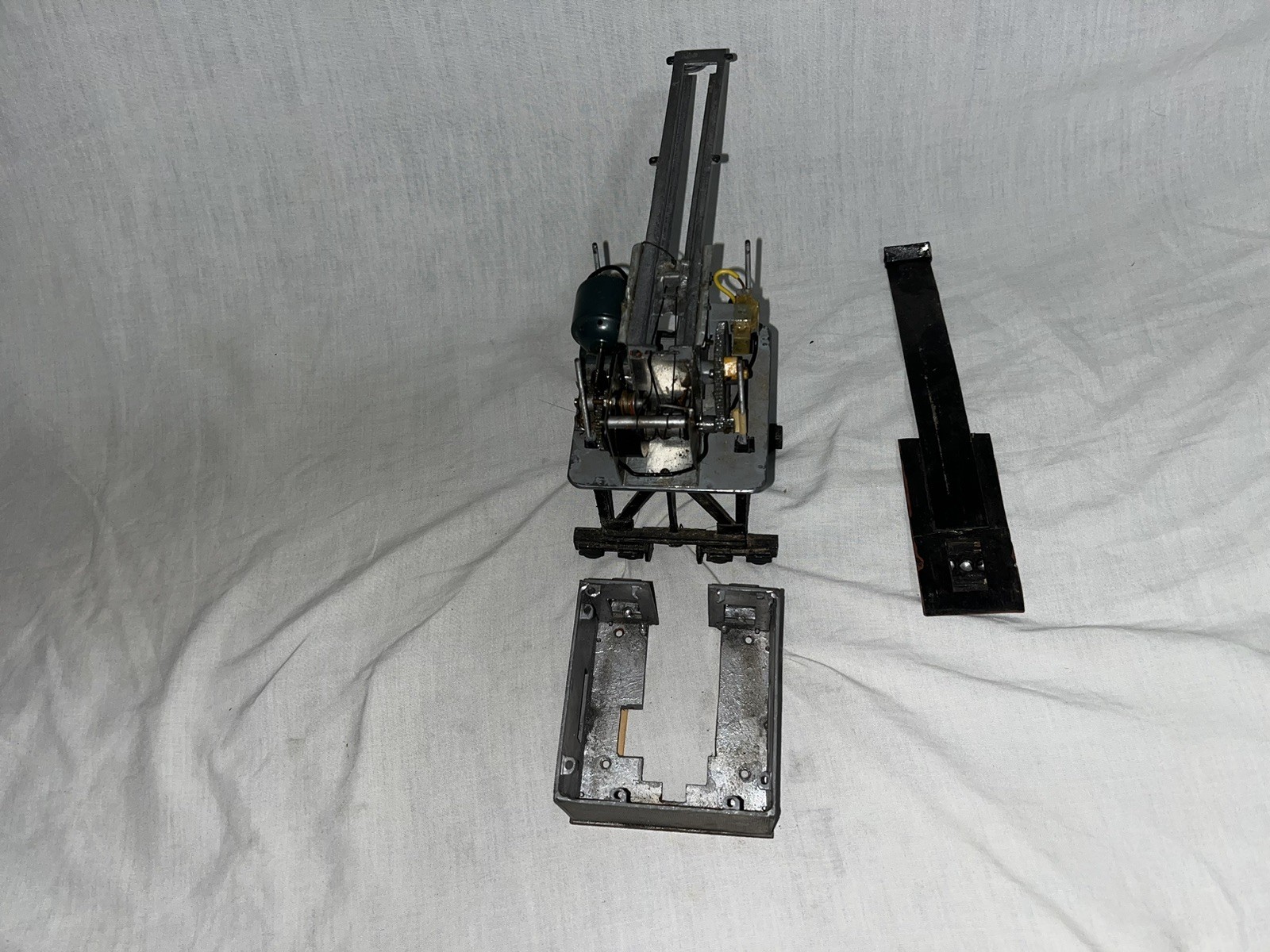 ODD RARE VINTAGE H.O. DIE CAST MOTORIZED CRANE / COAL LOADER FOR RESTORATION