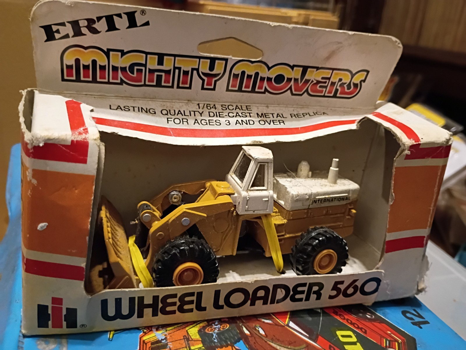 Ertl Mighty Movers International Hough Wheel Loader 560 1:64 1850