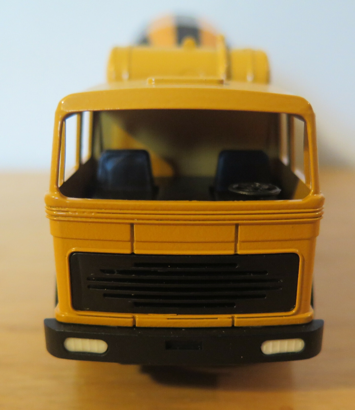 Der Liebherr Hydraulik Fahrmishcer HTM 1001 Diecast model Cement Mixer & box