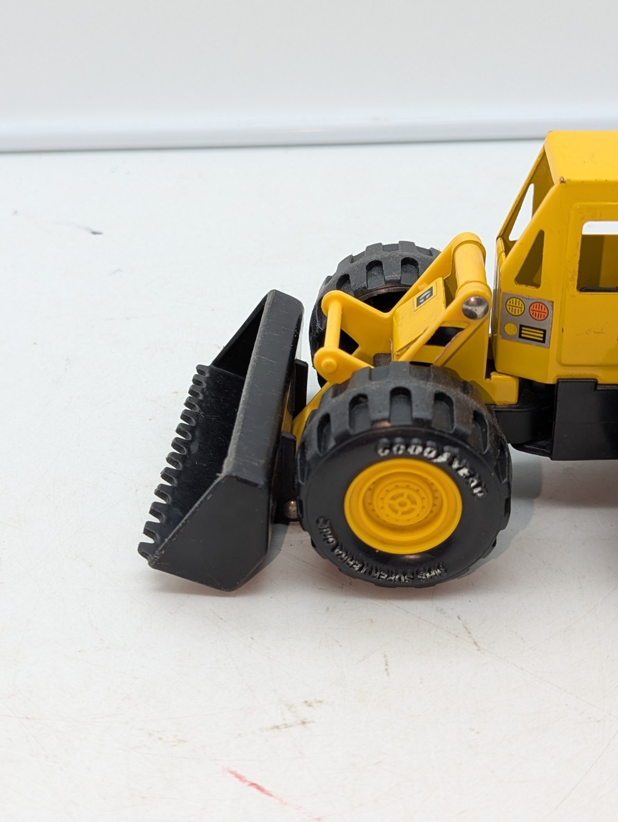 VTG 1986 Remco Caterpillar Front Loader Bucket Yellow and Black Tractor Truck