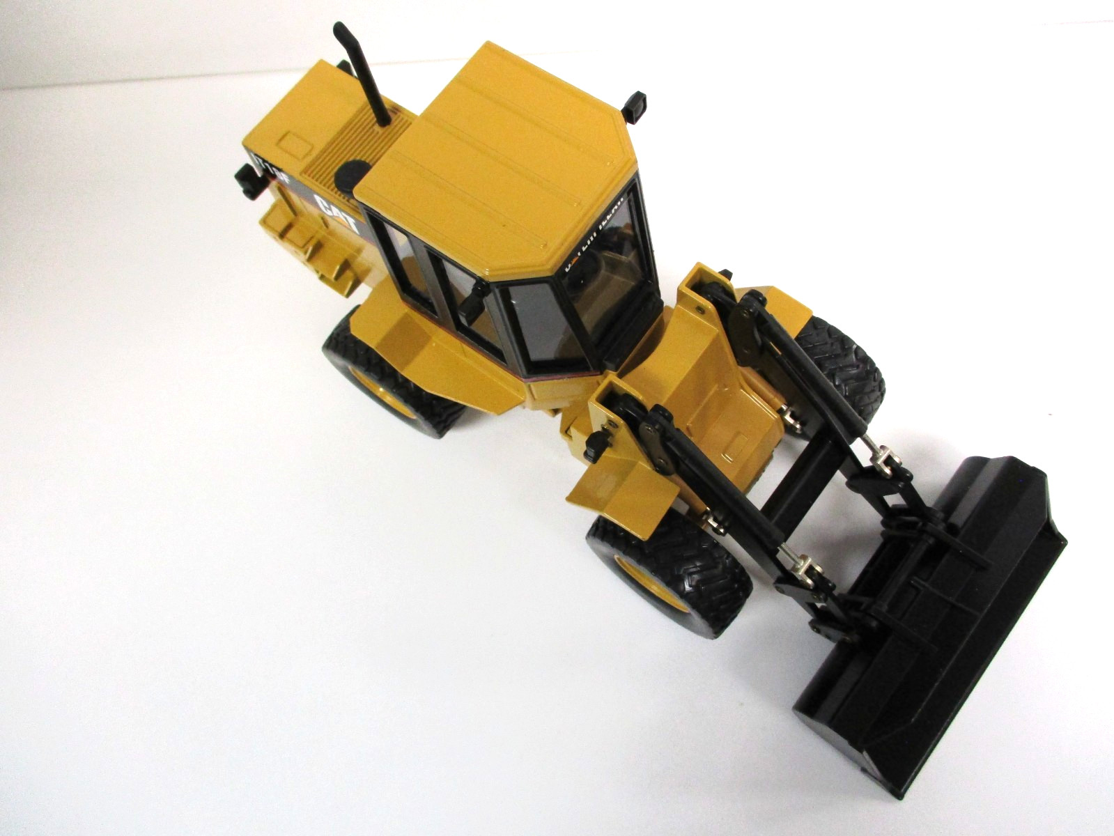 JOAL – CATERPILLAR / CAT 1T18F RUBBER TIRE LOADER – 1/25 DIECAST