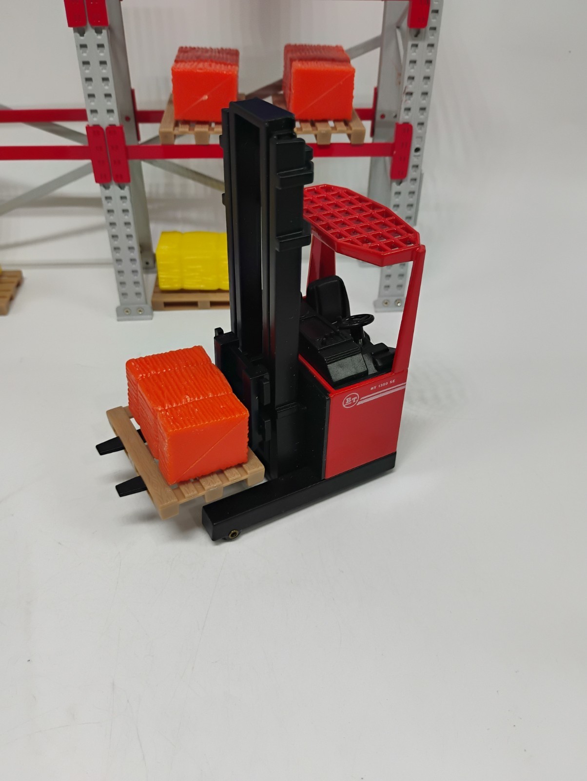Warehouse Diorama Reach Lift Truck, Electric & Hand Pallet Jack, Racking&Pallets