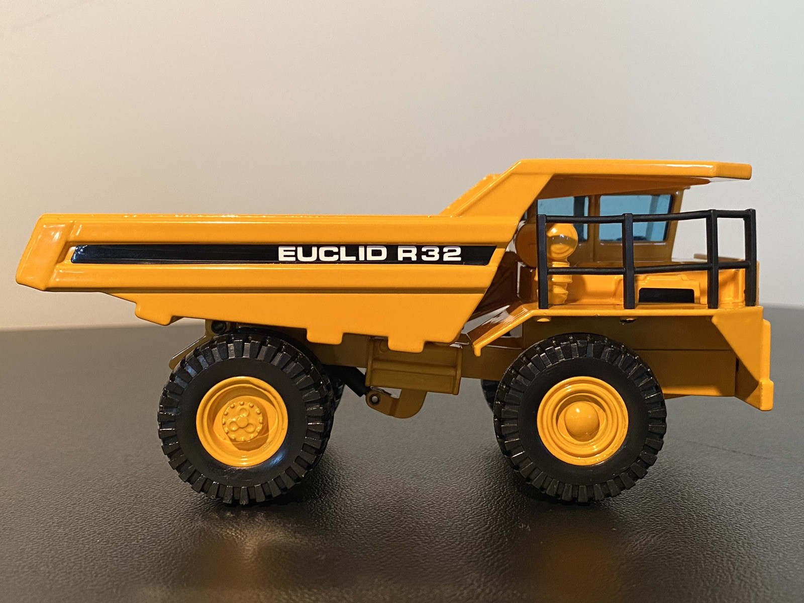 JOAL 1:50 die-cast #228 Euclid R32 Rigid Mine Dump Truck NEW condition!