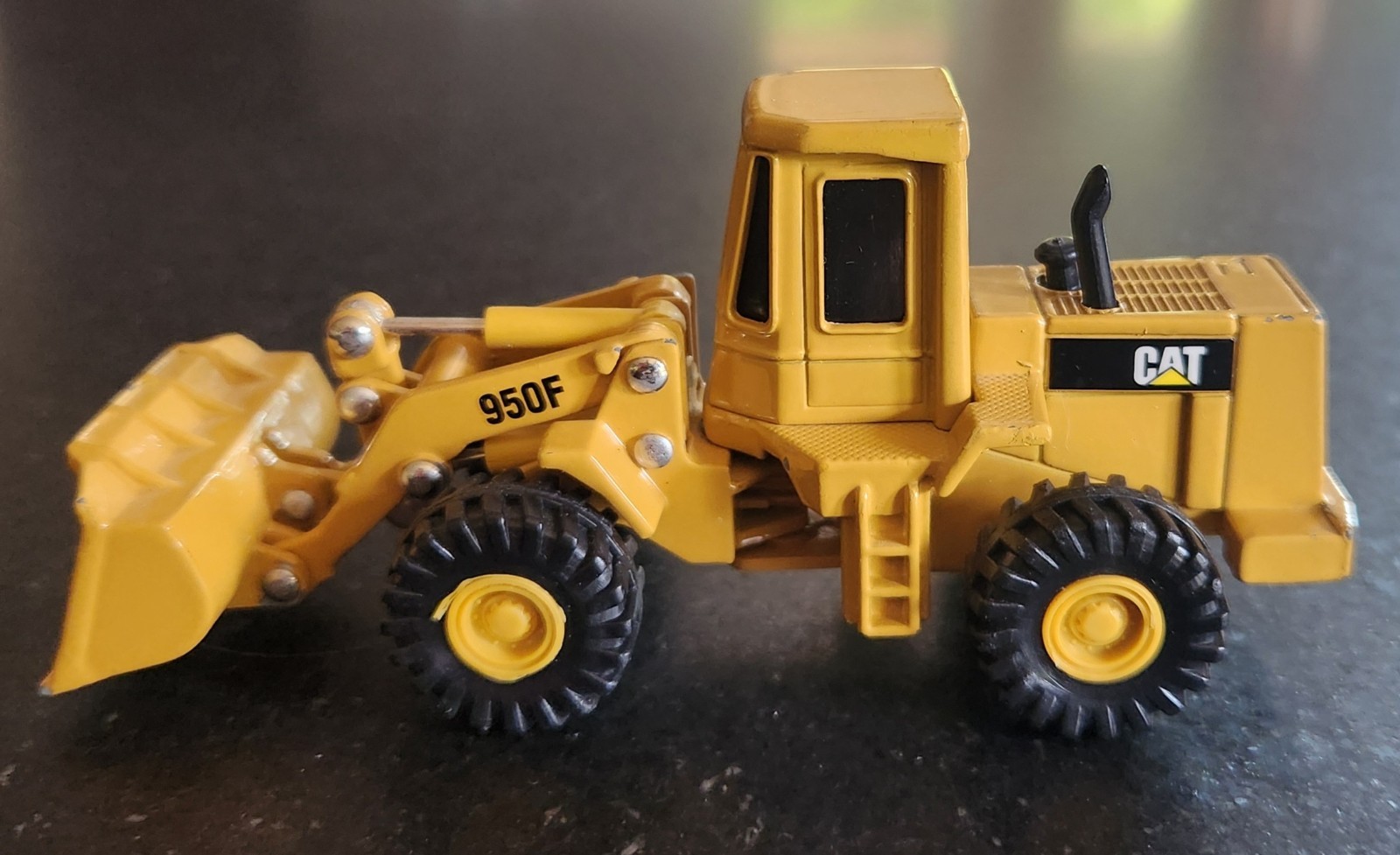 ERTL Catepillar Model 950F Diecast Wheel Loader No Box As Pictured