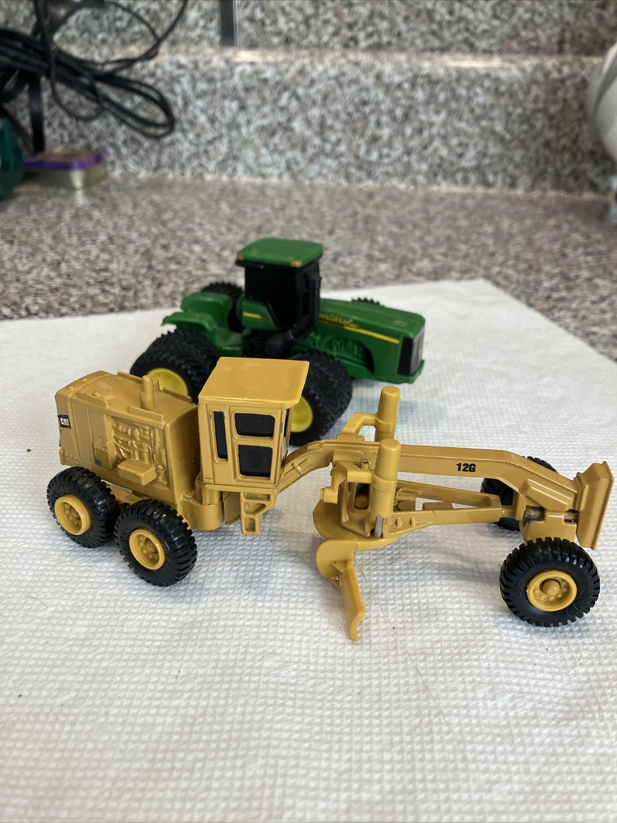 Caterpillar Model 12G Motor Road Grader Toy Metal Model + ￼ John Deere tractor