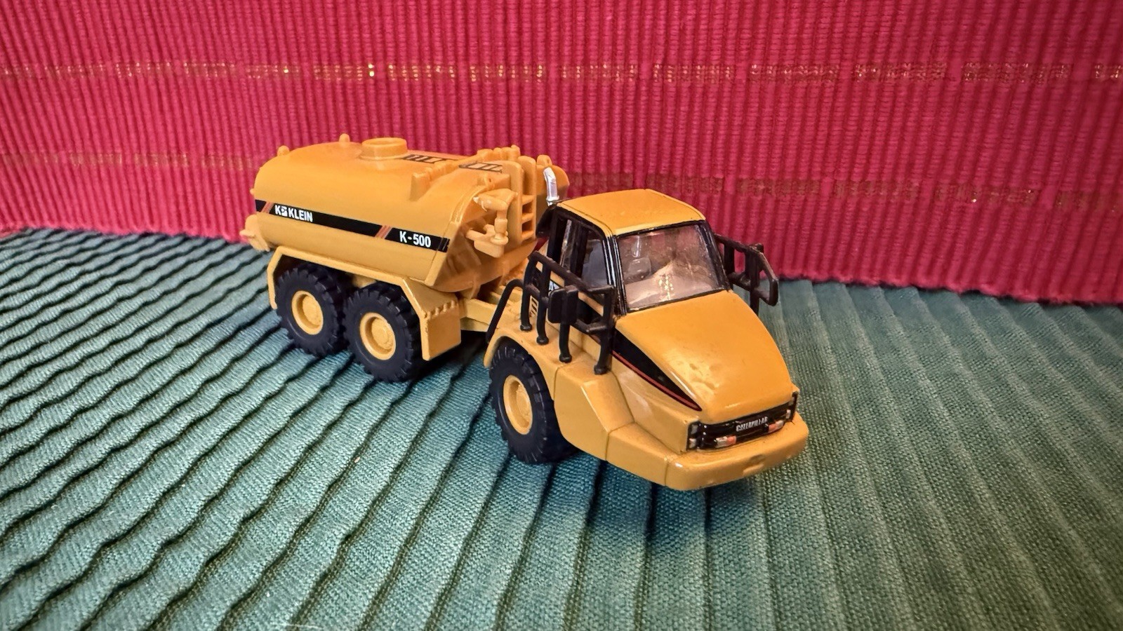 Norscot CAT Caterpillar Truck with Klein K-500 Water Tank 1:87 Die Cast Diecast