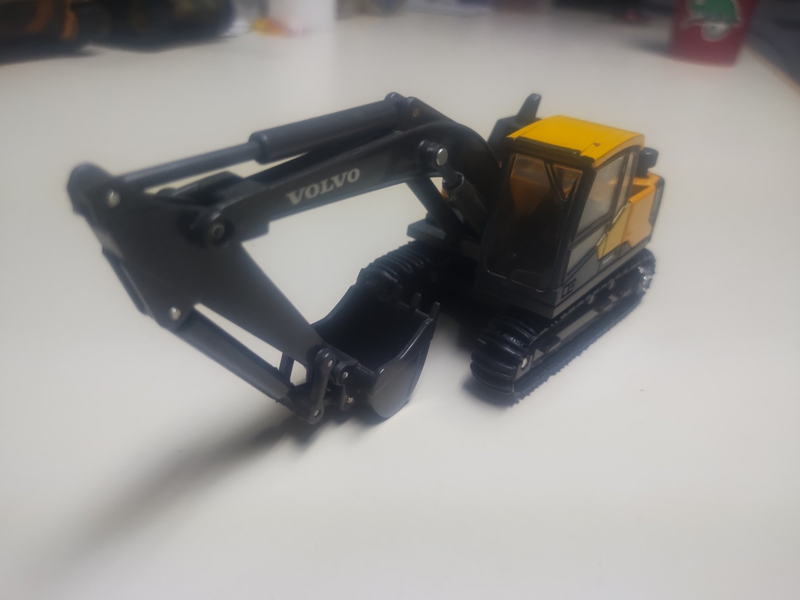 New Ray 1/64⁸ Volvo EC140E Excavator
