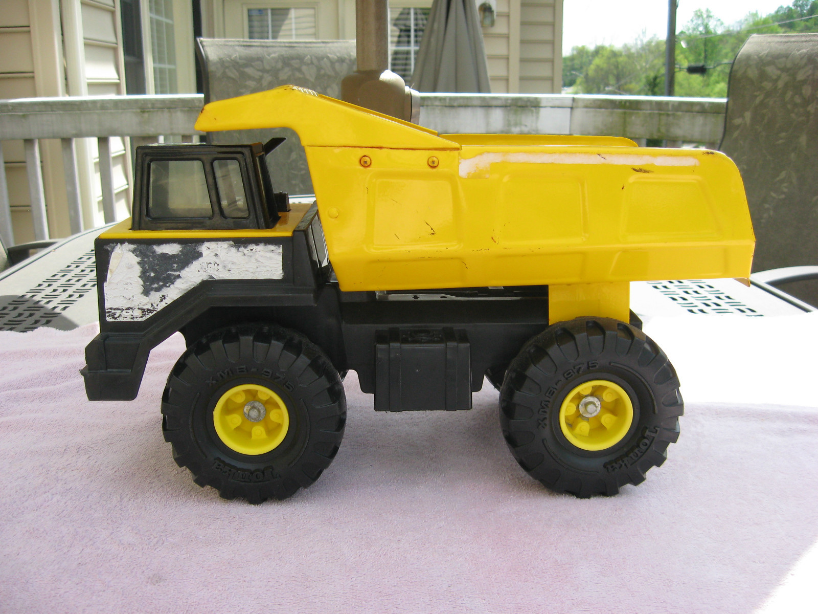 1999 TONKA NO. 768 MIGHTY DUMP TRUCK 16″ LENGTH~ PRESSED-STEEL