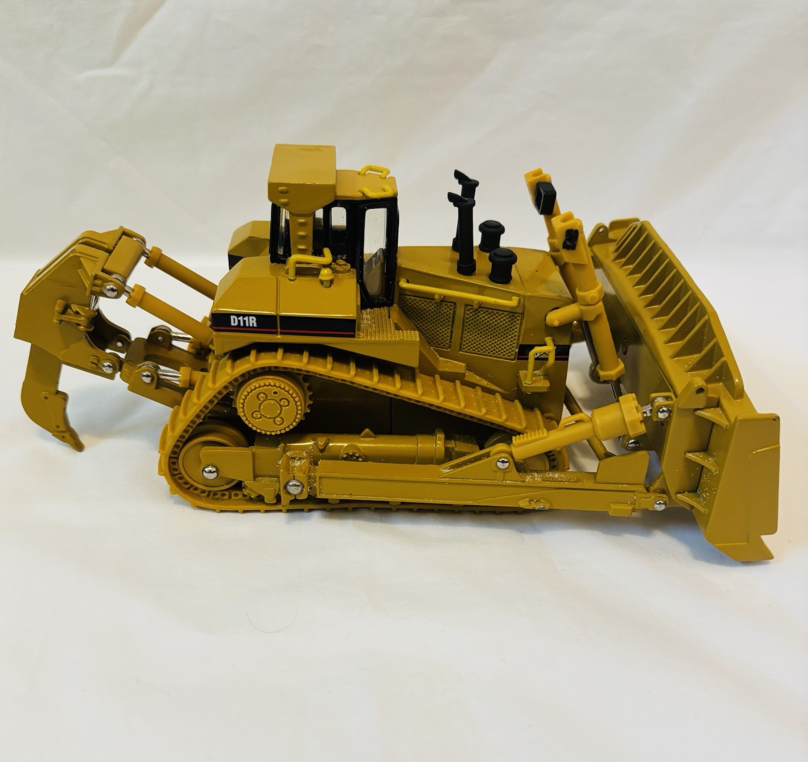 Caterpillar D11R Tracked Dozer Bulldozer Diecast Model Yellow/Black
