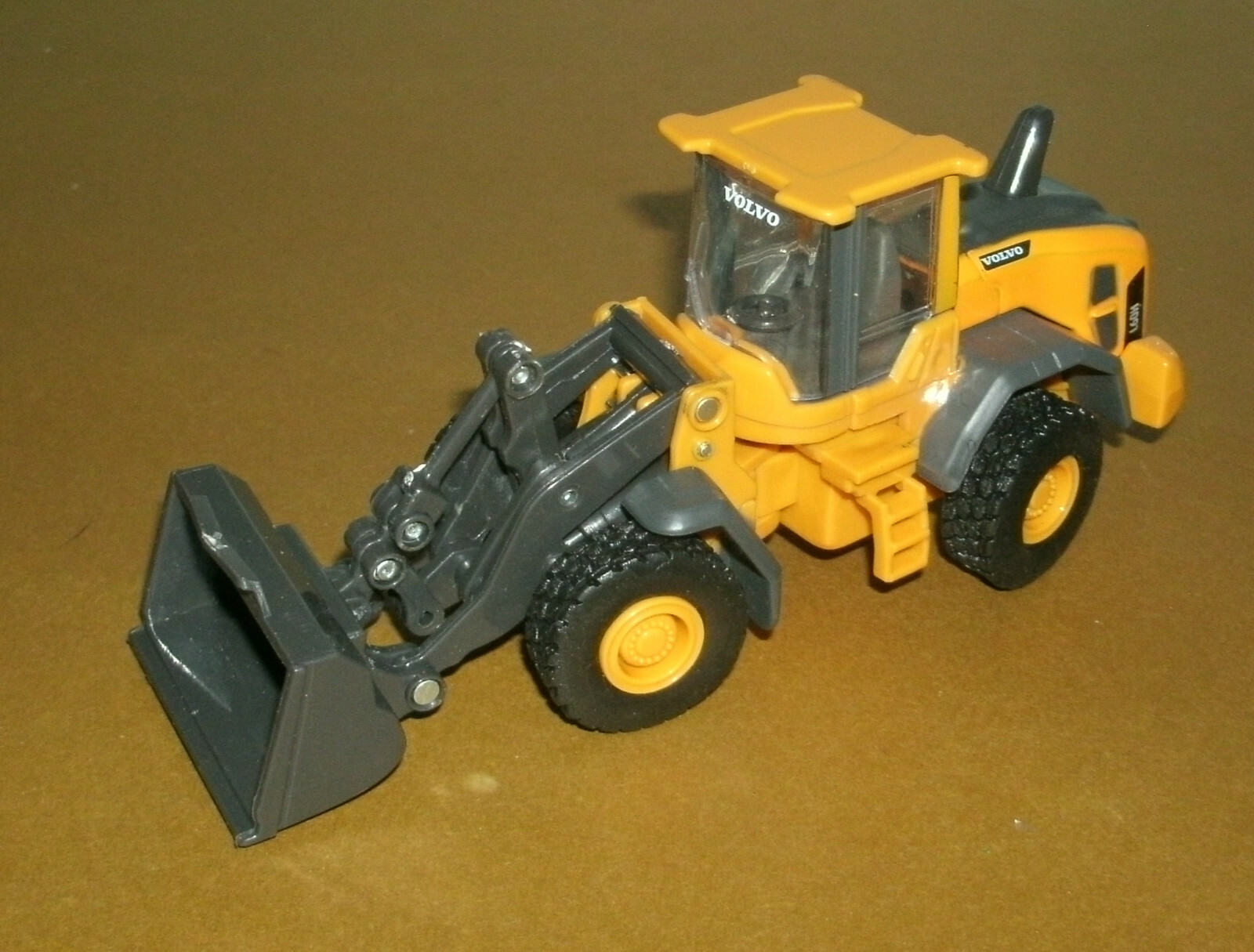 1/55 Scale Volvo L60H Wheeled Front Loader Diecast Toy (5.25″) New-Ray 32093